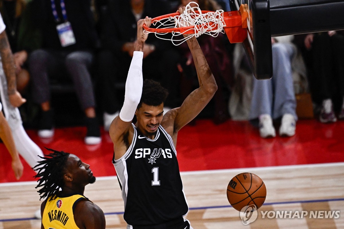 고국서 빛난 웸반야마…NBA 샌안토니오, 파리에서 인디애나 완파(종합)